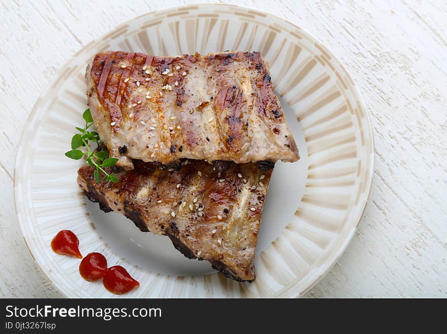 Grilled pork ribs with pepper and thyme