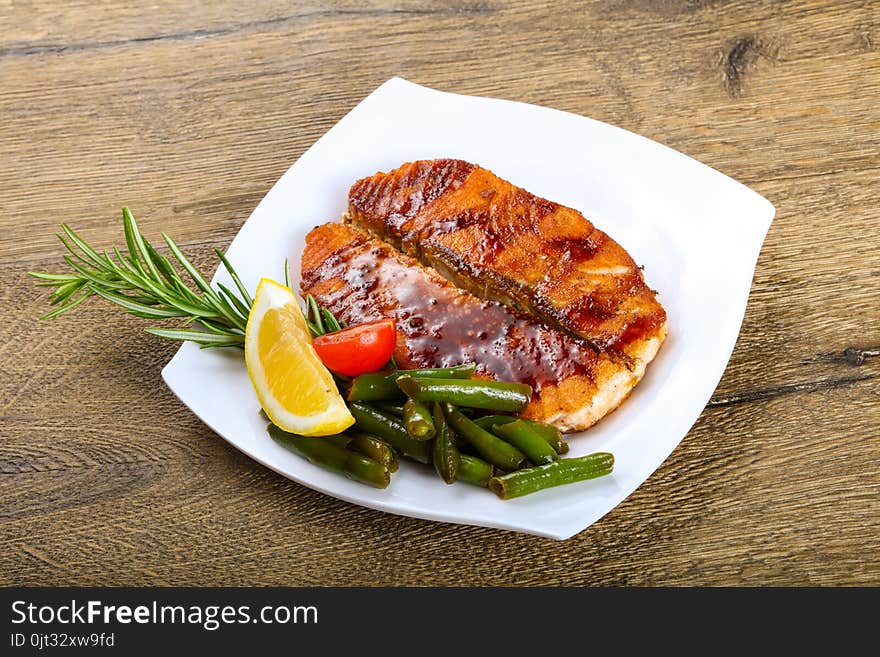 Grilled salmon with green beans and lemon