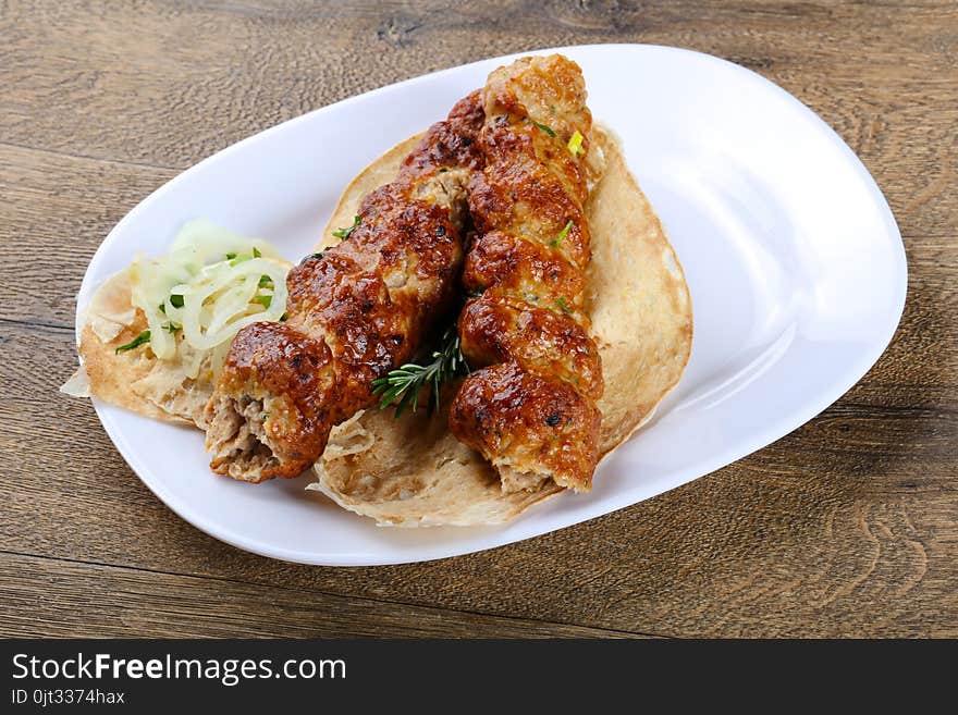 Chicken kebab with onion, parsley and bread