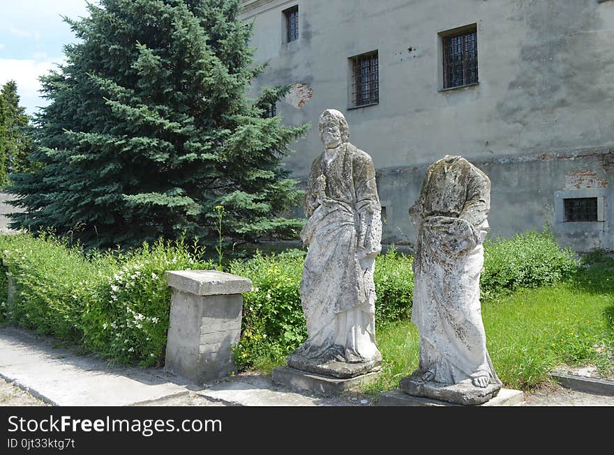 Two sculptures are located near the castle