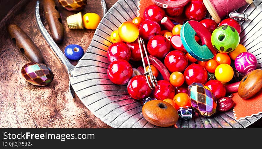 Making bijouterie of colored beads