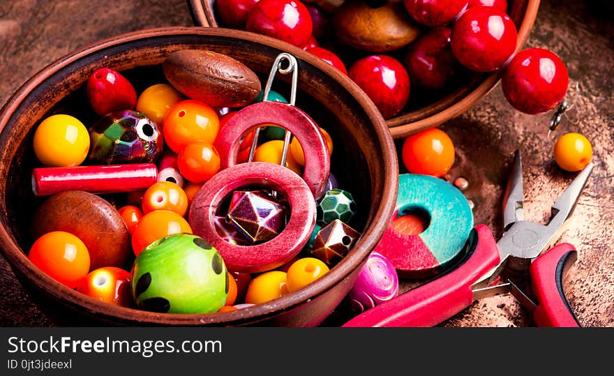 Making bijouterie of colored beads