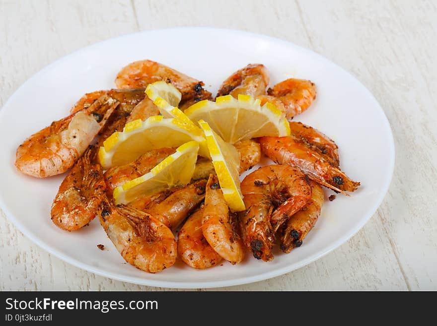 Roasted shrimps with garlik and served lemon