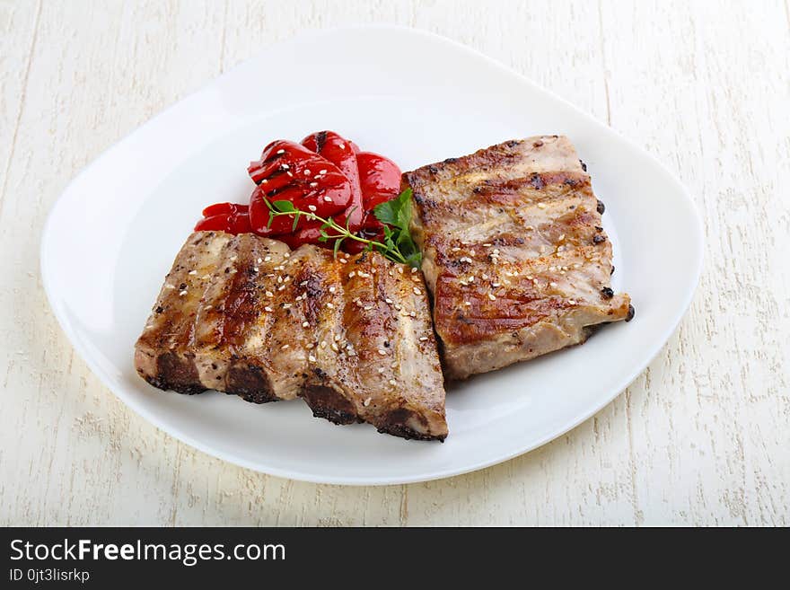 Grilled pork ribs with pepper and thyme