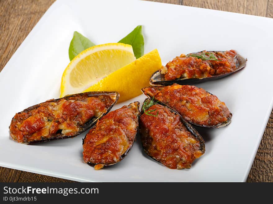 Baked mussels with laurel leaves and lemon