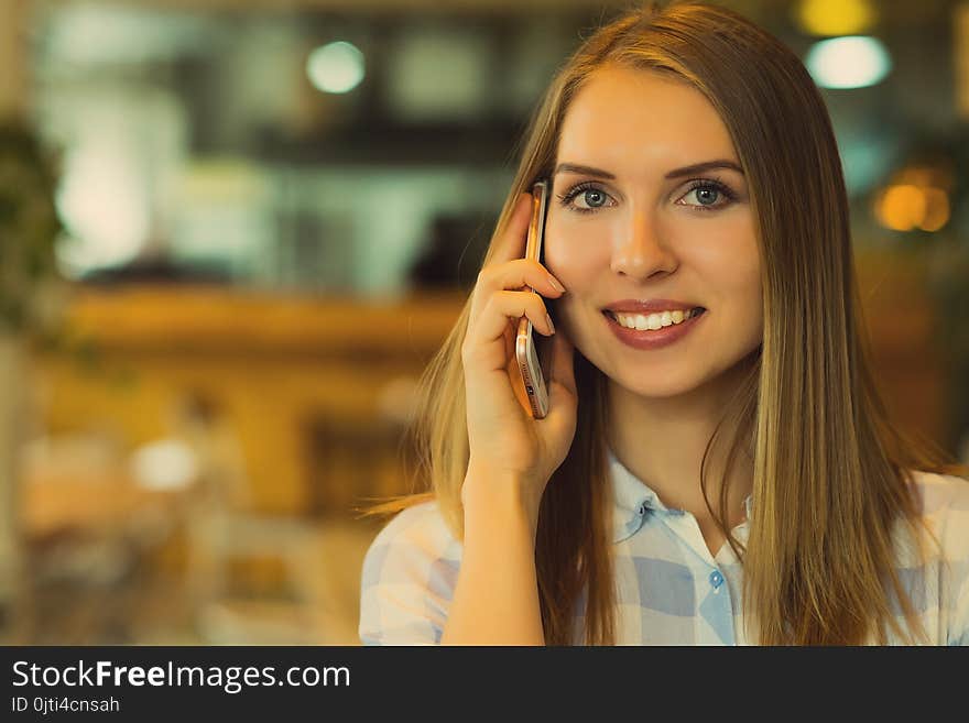 Business woman talking on the mobile phone