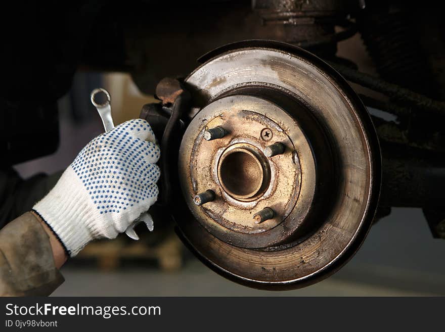 Mechanical in its workshop which replaced brake discs