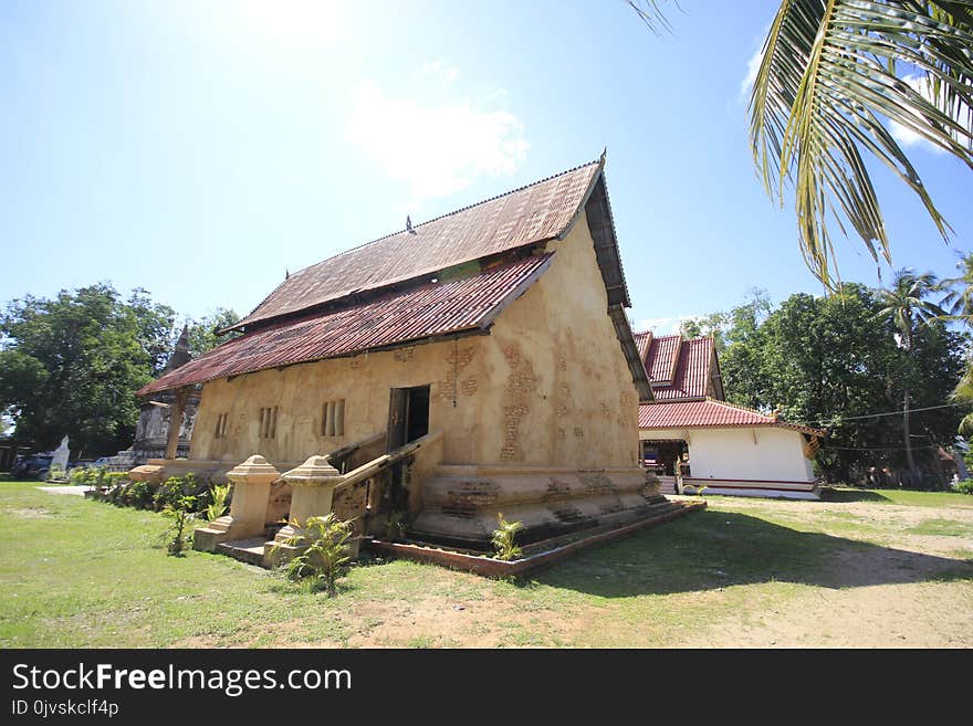 Brown Concrete 1-storey House Under the Heat of the Sun