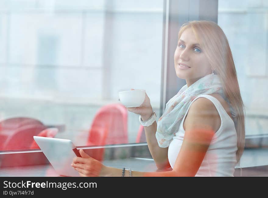 Woman drinking coffee in the morning at restaurant