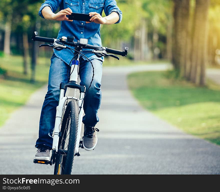 Cyclist use cellphone while riding bike