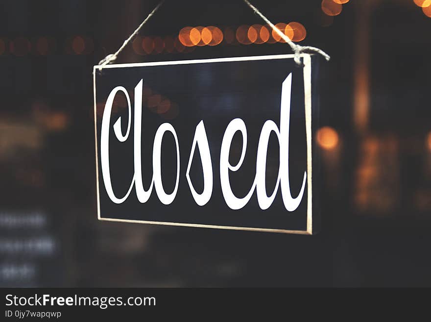 Selective Focus Photography of Closed Signage