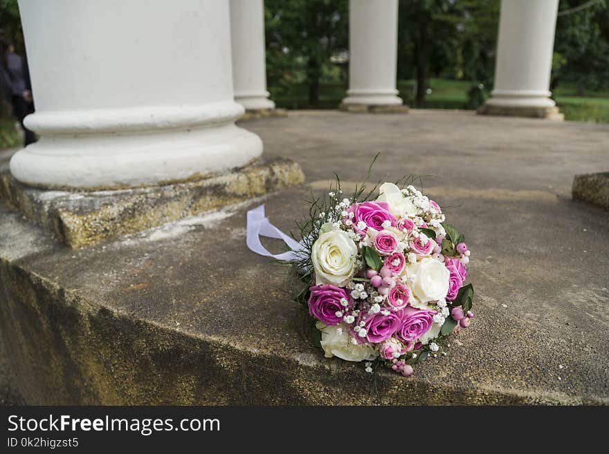 Romantic Fresh Wedding Bouquet In Aclove With Columns