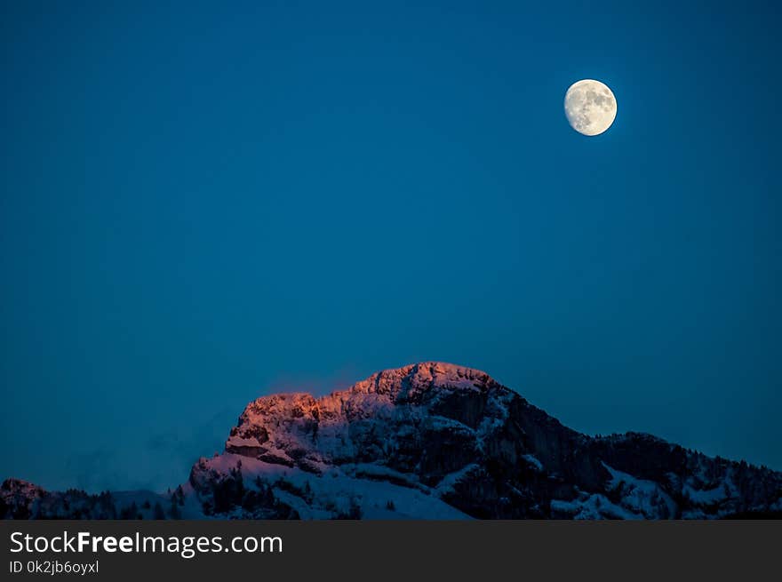 Sky, Moon, Atmosphere, Daytime