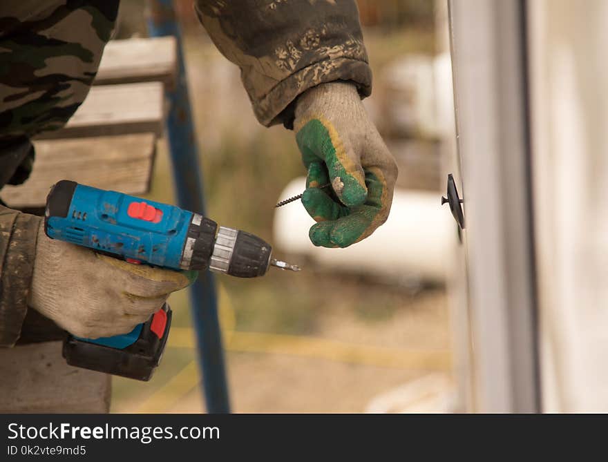 The man insulates the house with foam blocks