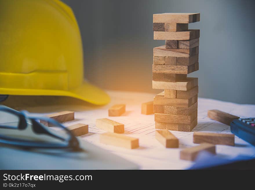 Game drew to a wooden block,Concept engineer risks in the job. Requires planning Meditation must be careful in deciding to reduce the risk in the job