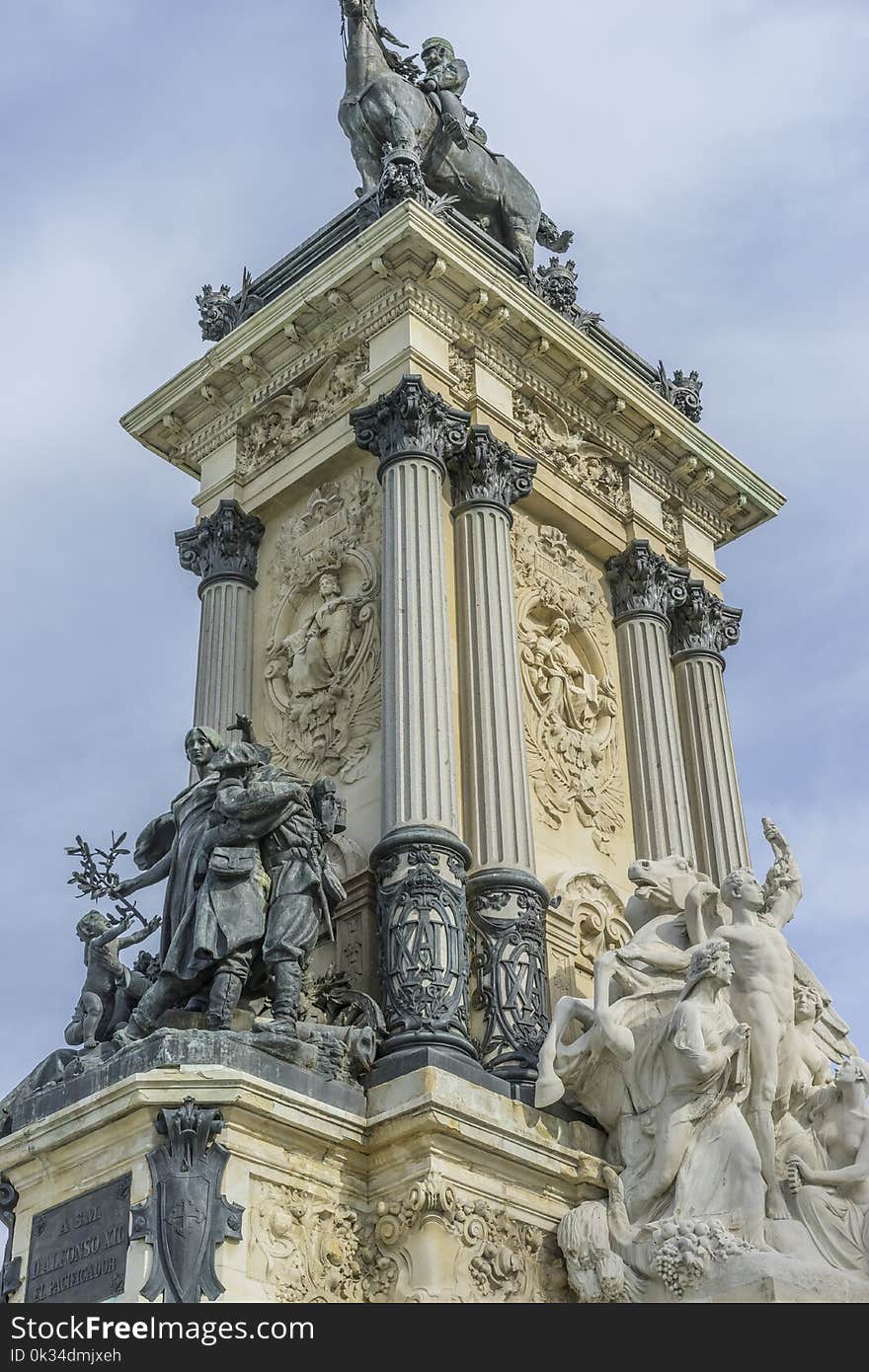 Fountains and gardens of the royal jardin del retiro in madrid, spain