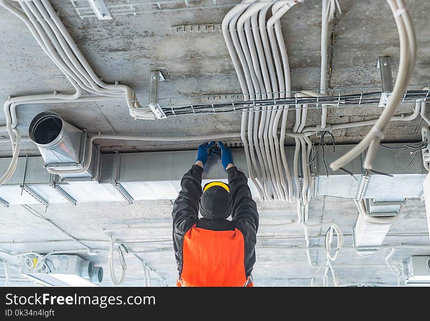 The process of installing mounting clips for a corrugated wire with a cable in a concrete ceiling