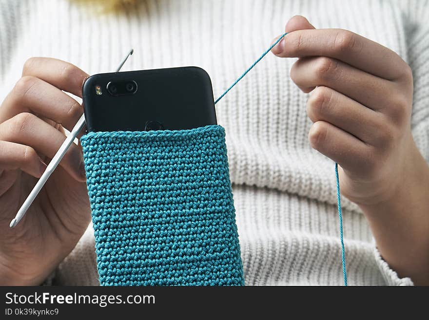 Knitting a woolen smartphone case