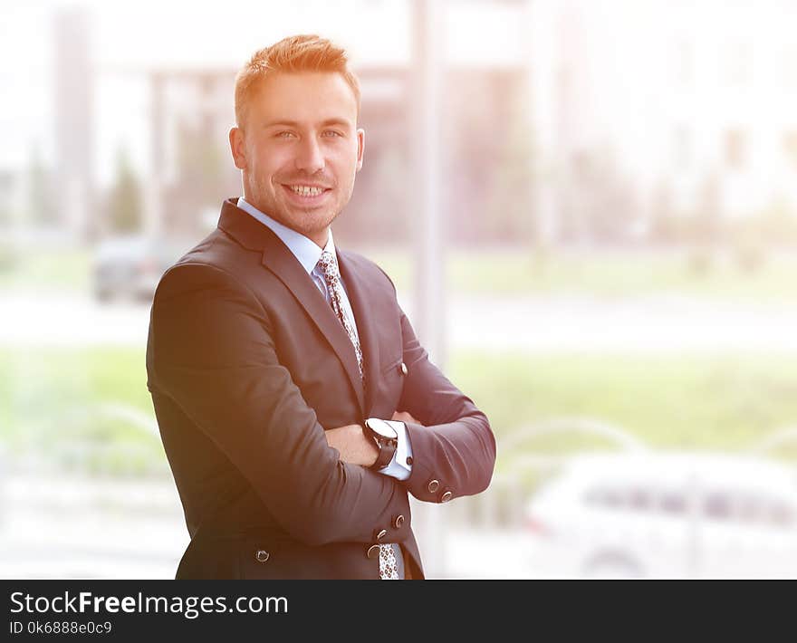 Side view.portrait of confident businessman looking out the window of the office. photo with copy space