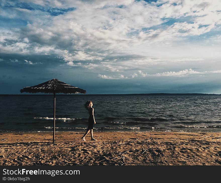 Girl against the background of the lake, waves, wind