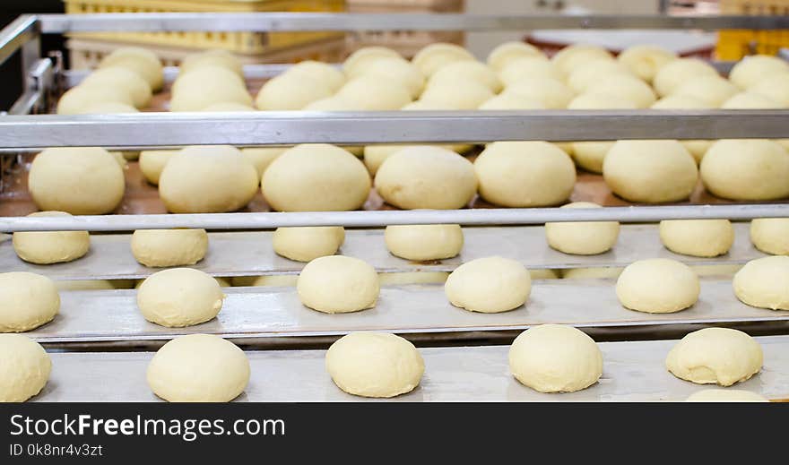 Preparation of donuts. Roasting in boiling oil. Cookng, fried.