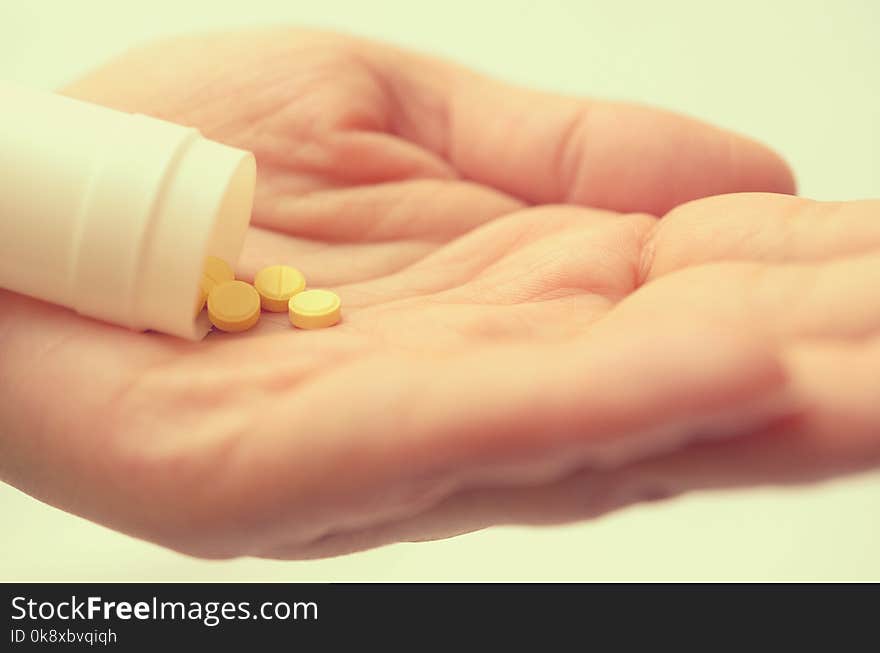 Tablets with a package in the palm of a close-up.