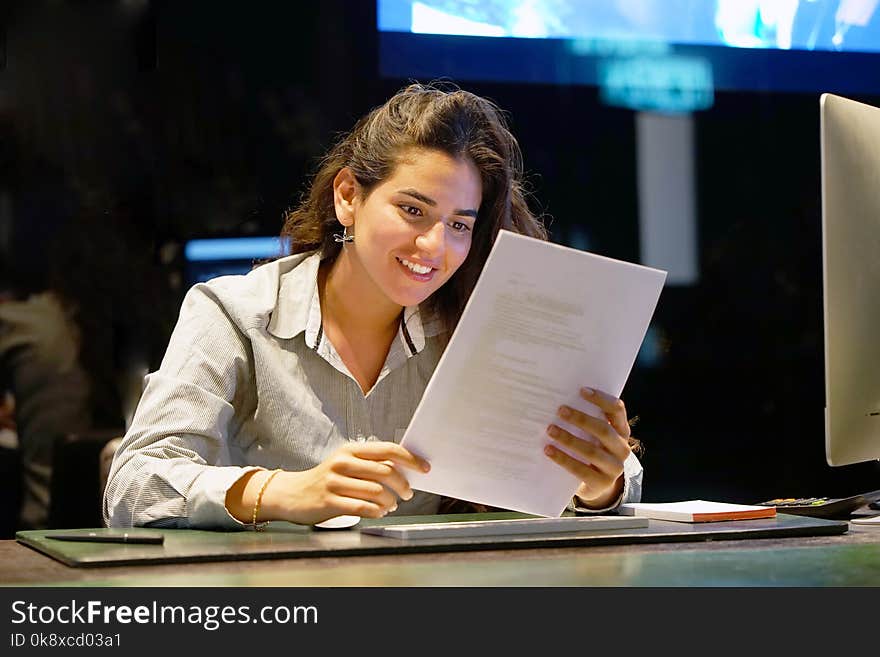 Happy entrepreneur woman reading good news in a letter in the offes. Reception in the hotel.