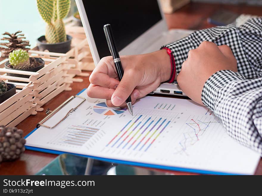 Businesswomen is analyzing the graph.