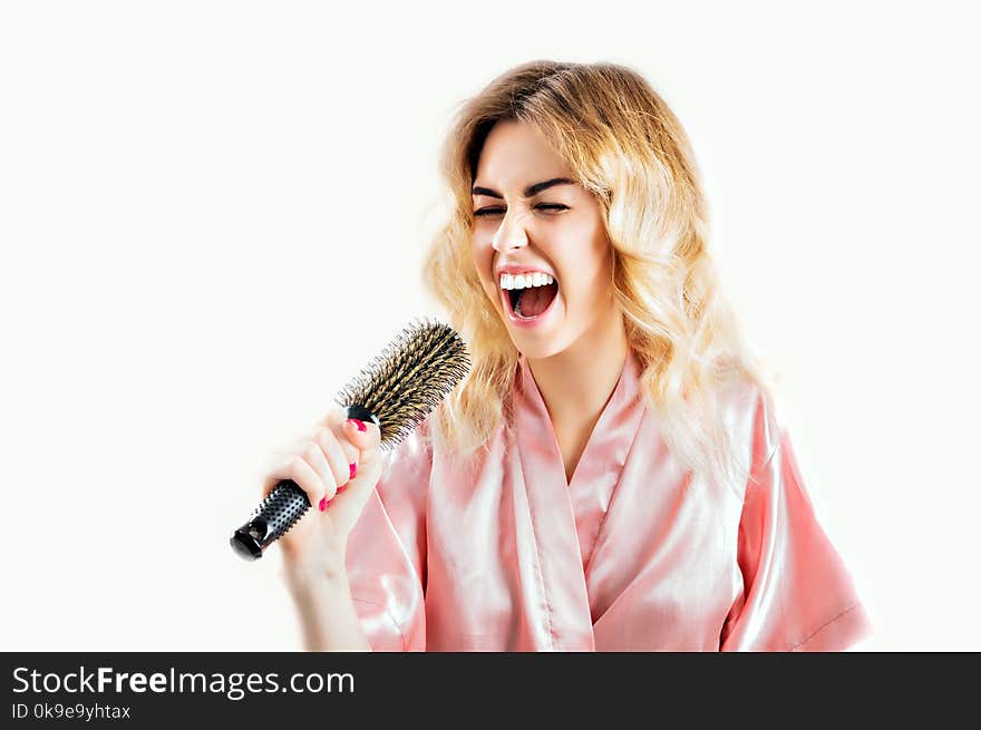 Charming Girl In A Dressing Gown Is Sung In A Comb.