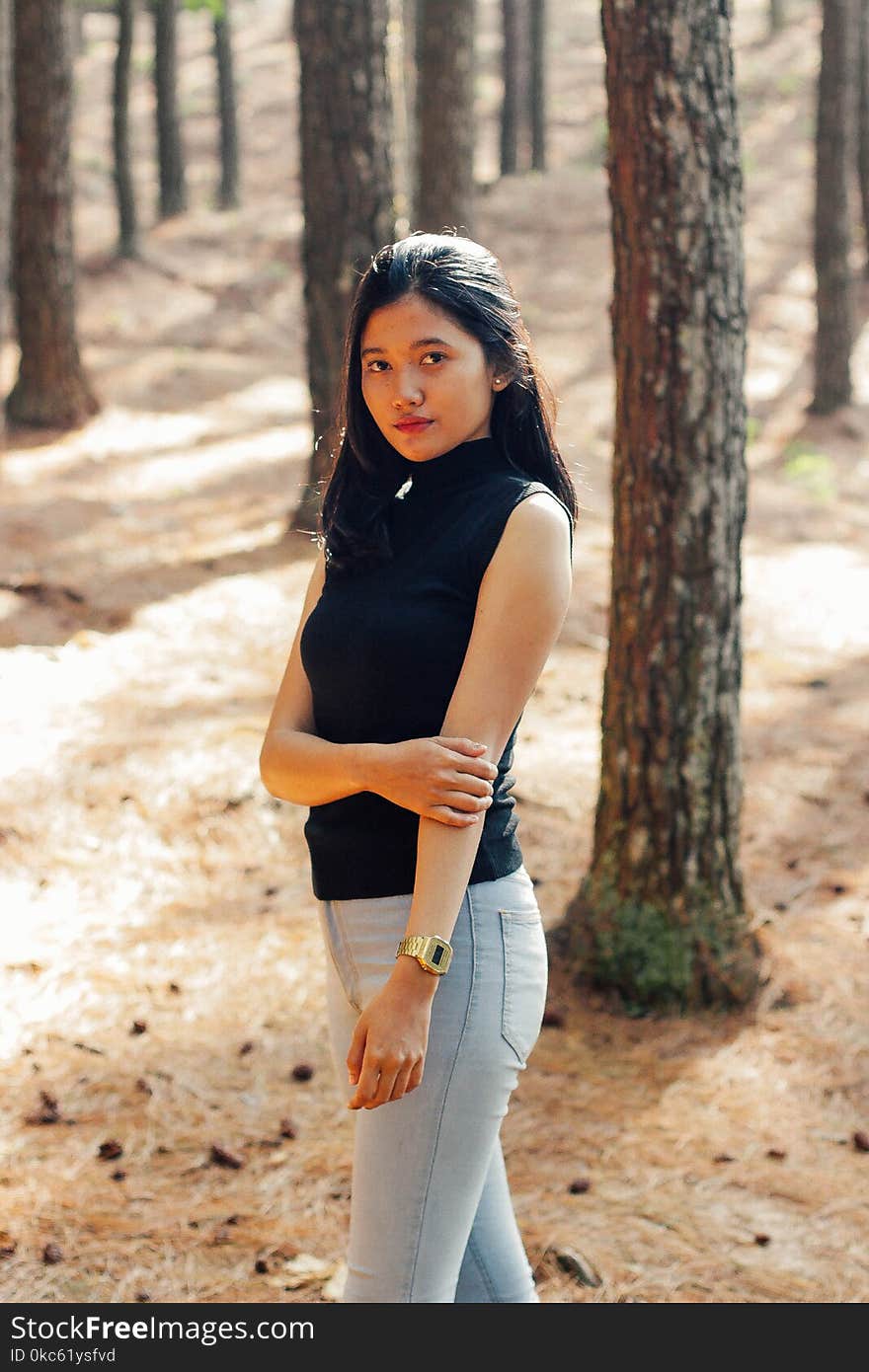 Woman Wearing Black Sleeveless Shirt