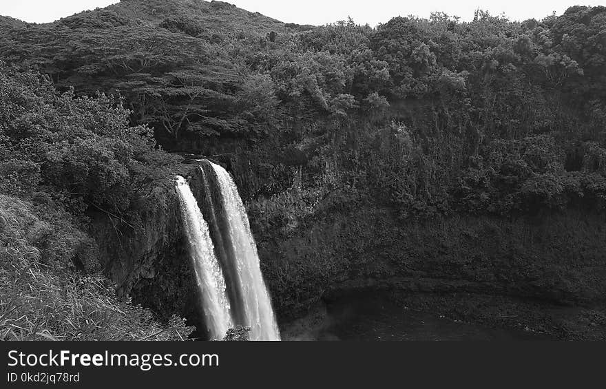 Waterfalls in Grayscale Photography