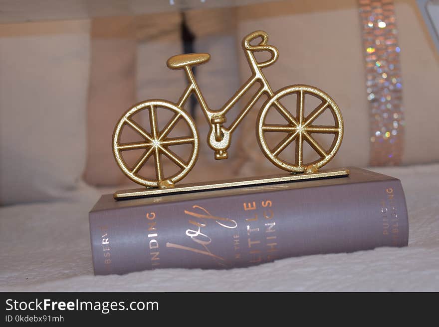 Brass-colored Bike Table Decor