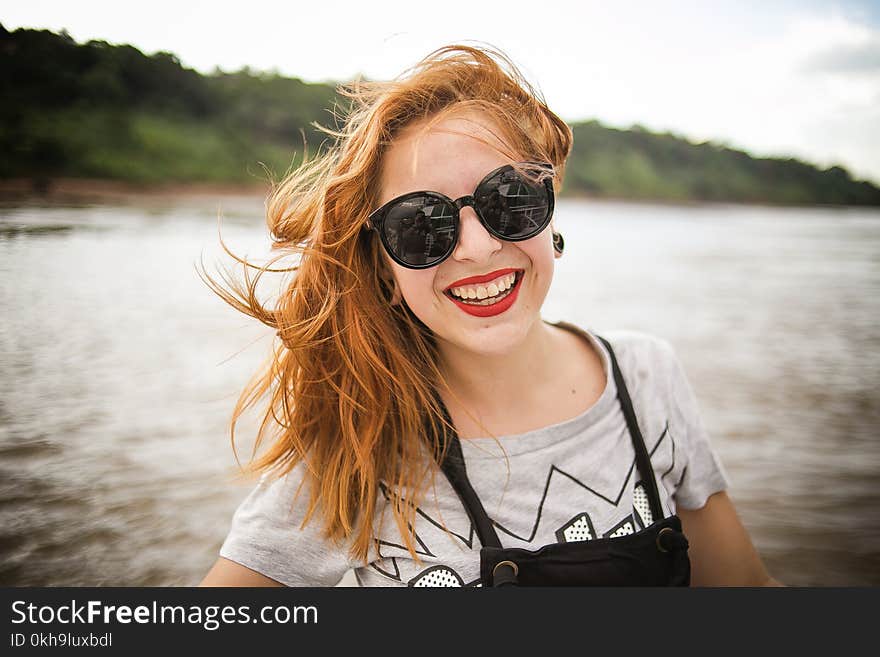 Woman Wearing Gray Scoop-neck T-shirt