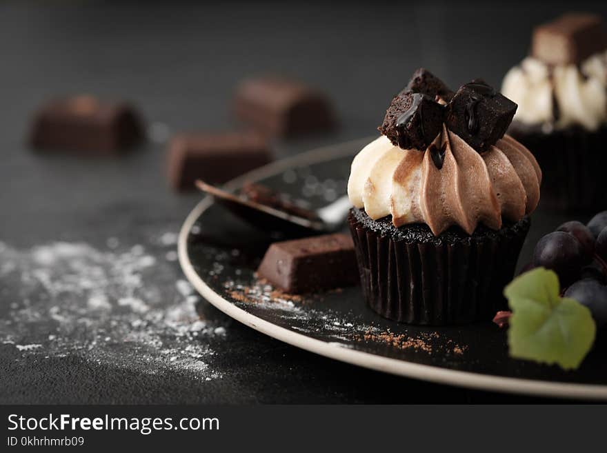 Shallow Focus Photography of Chocolate Cupcakes