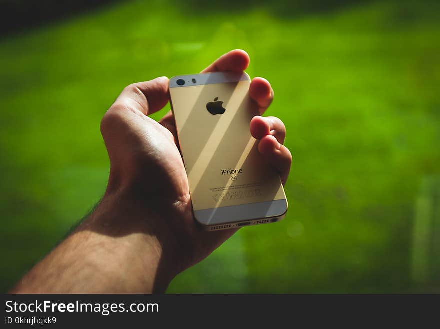 Person Holding Silver Iphone 5s