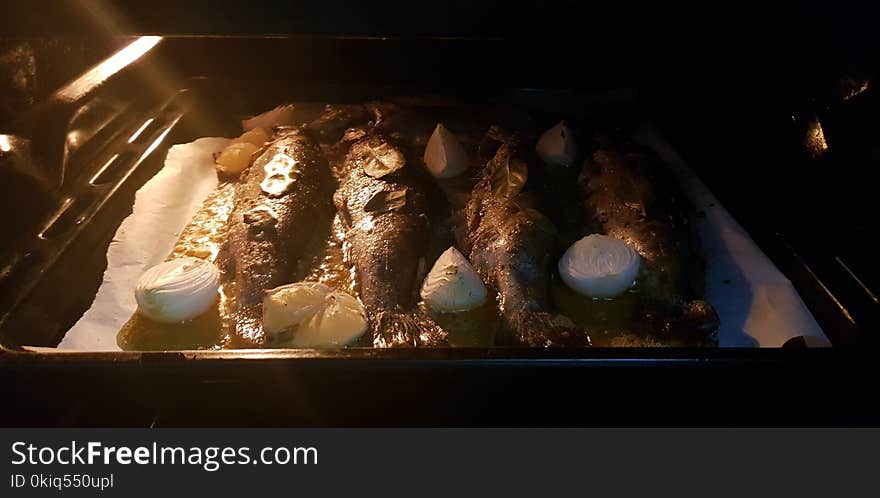 Image of Fishes at oven tray with onion