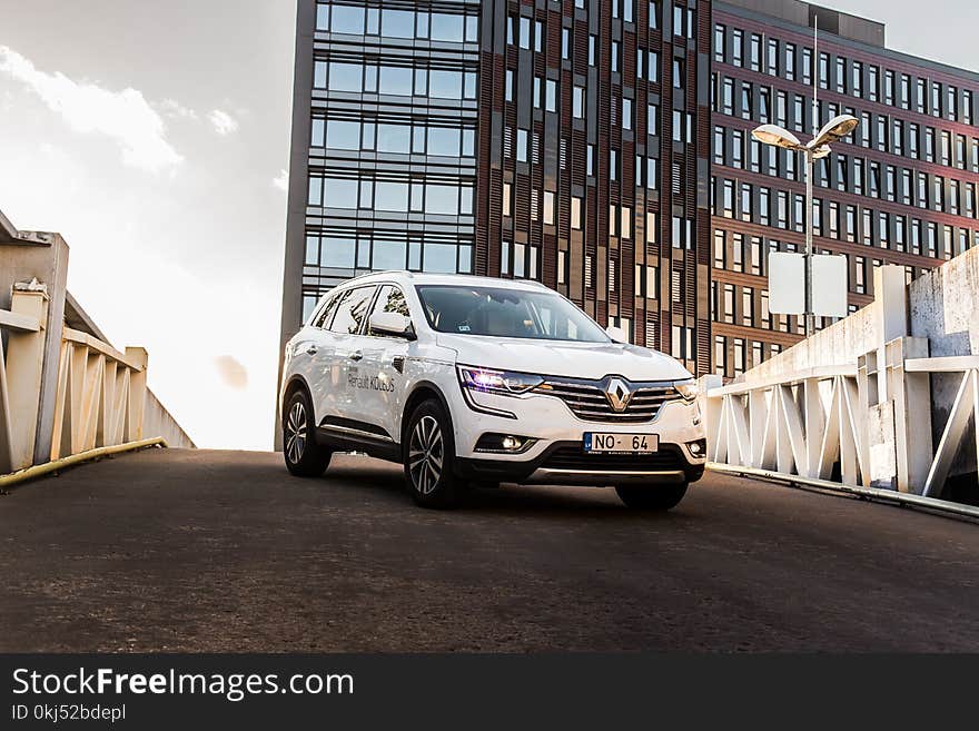 White Renault Megane 5-door Hatchback