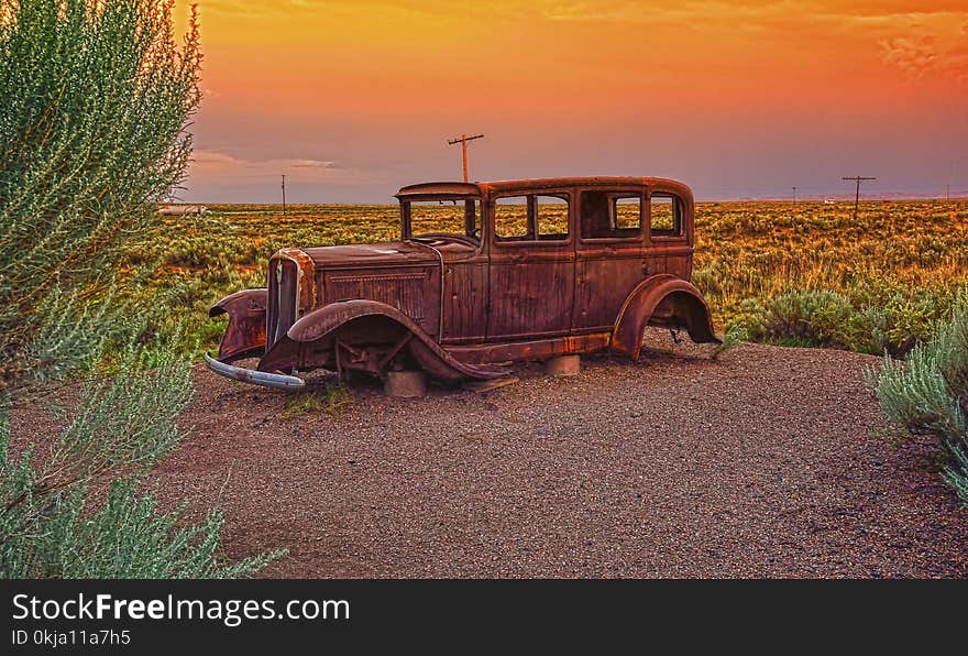 Abandoned car near the entrance to the Painted desert