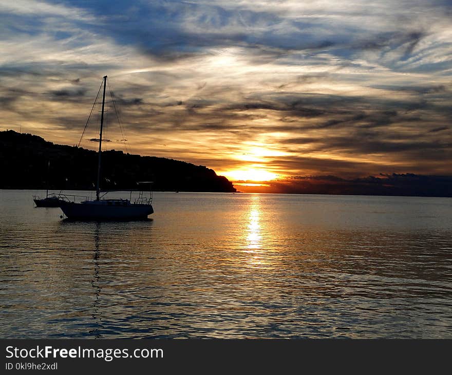 Sky, Waterway, Horizon, Calm