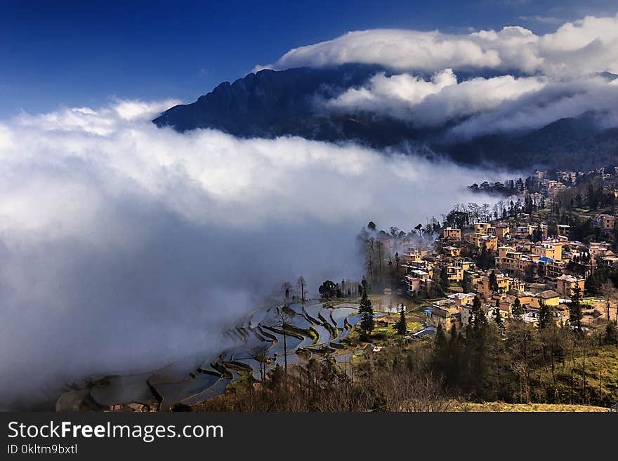 The Honghe terraces in Yunnan, China, were the masterpieces left by generations of Hani people. On June 22, 2013, at the 37th World Heritage Conference, the Honghe Hani terraces were successfully included in the World Heritage List.