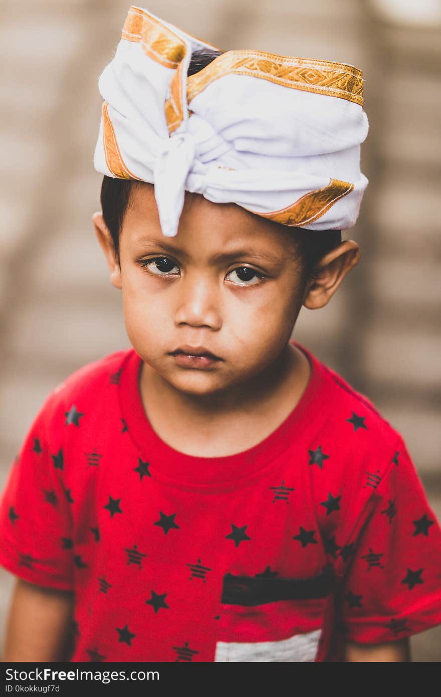 Boy Wearing Red and Black Star Print Crew-neck T-shirt Selective Focus Photography