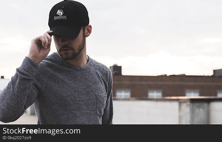 Men&#x27;s Black Baseball Cap and Gray Long-sleeved Shirt