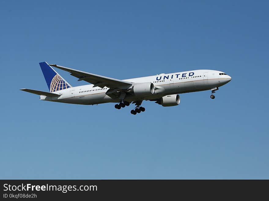 White United Airlines Plane