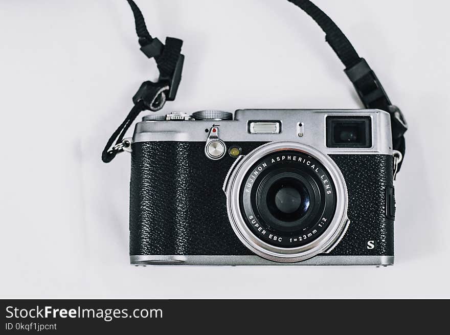 Close Up Photo of Vintage Black and Silver Single-lens Reflex Camera