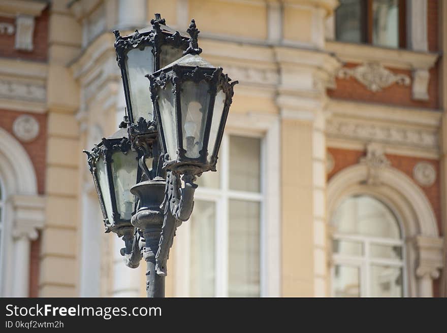 3-light Lamp Post