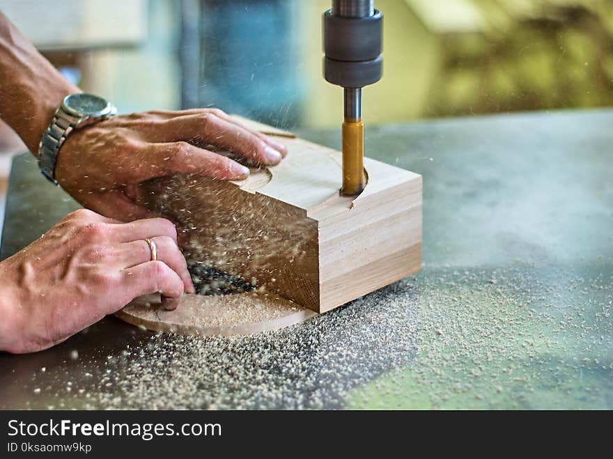 Processing of wooden products with a milling machine in a joinery workshop