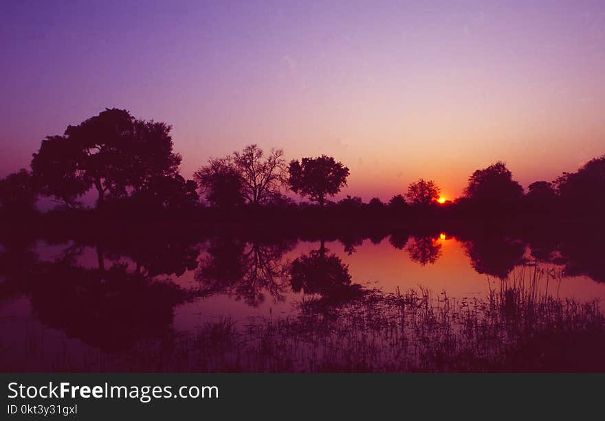 Botswana: Mit dem M`koro bei Sonnenuntergang durch das Okavango Delta stalken. Botswana: Mit dem M`koro bei Sonnenuntergang durch das Okavango Delta stalken