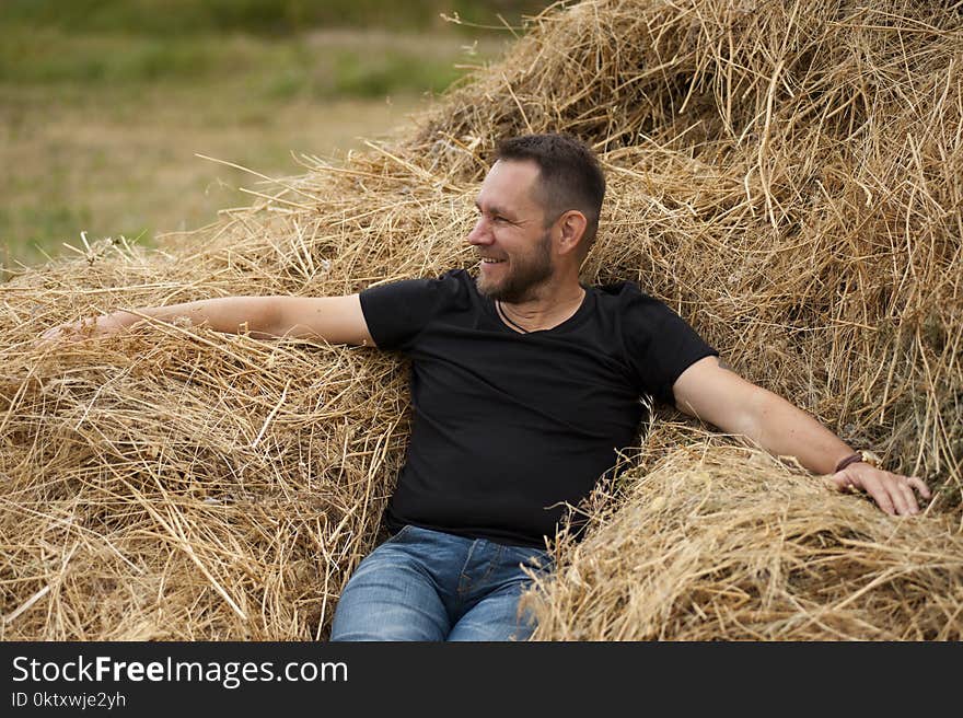 Man Wearing Black Crew-neck Short-sleeved T-shirt