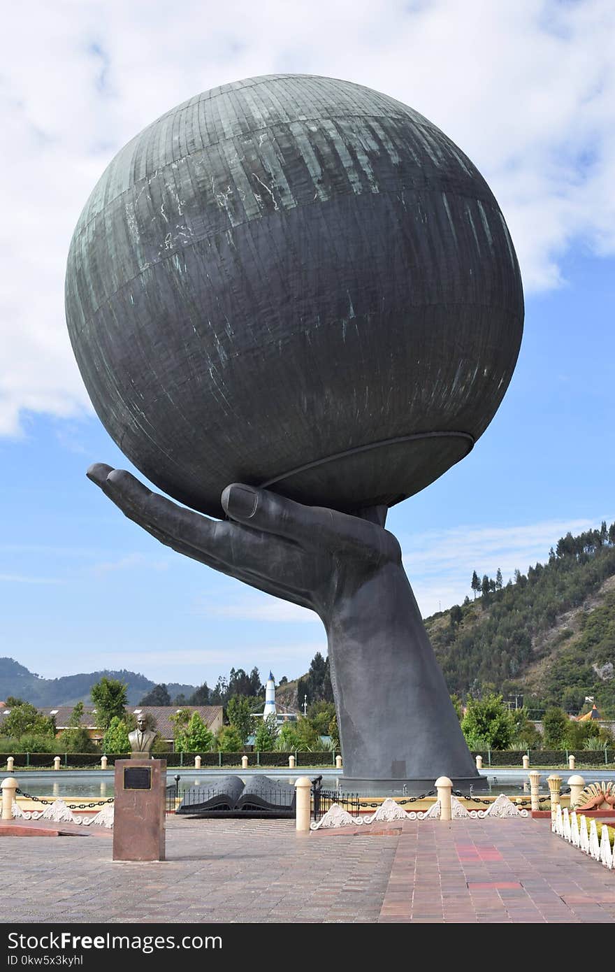 Landmark, Sky, Sculpture, Monument