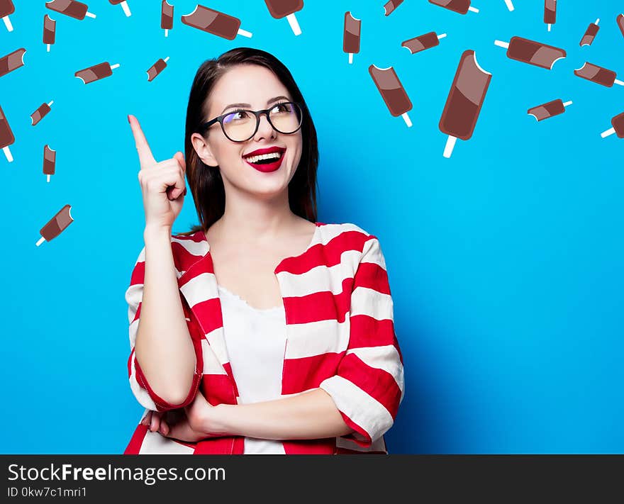 Woman on the blue background with chocolade ice-cream